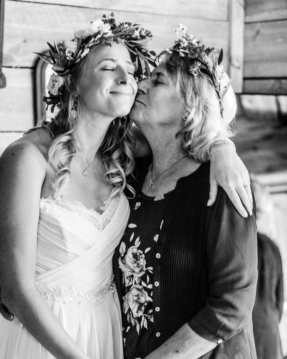 bride-and-mom-in-bridal-suite