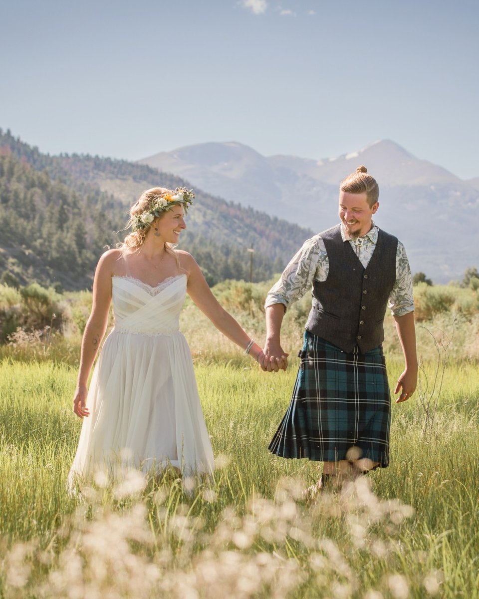 holding-hands-couple-with-mountain-view